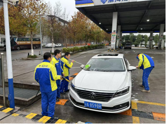 加油站推出全新服務(wù)——人工洗車 以適應(yīng)環(huán)境變化和市場(chǎng)需求